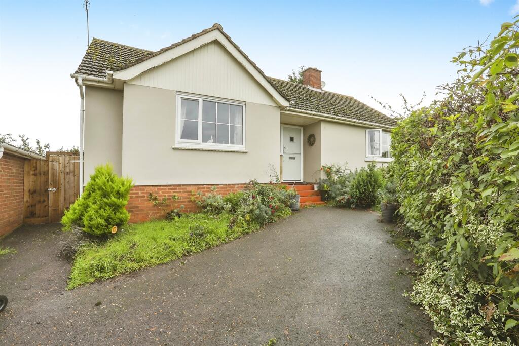 3 bedroom detached bungalow for sale in Summer Lane, Bromeswell