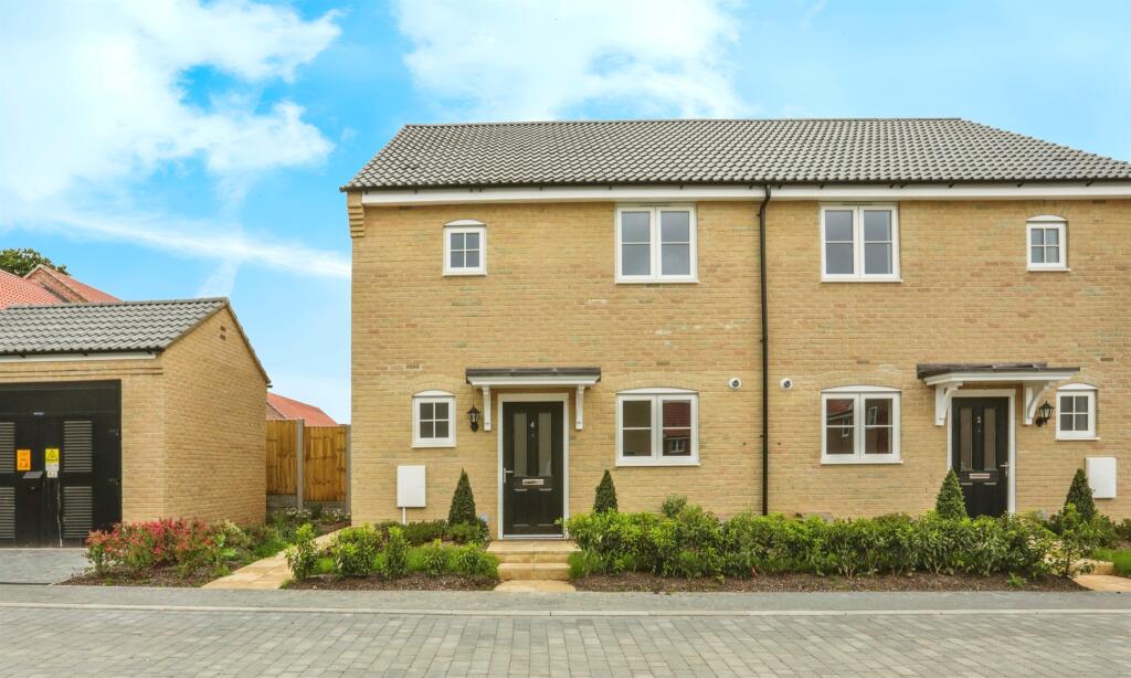 3 bedroom semidetached house for sale in Grundisburgh Vale