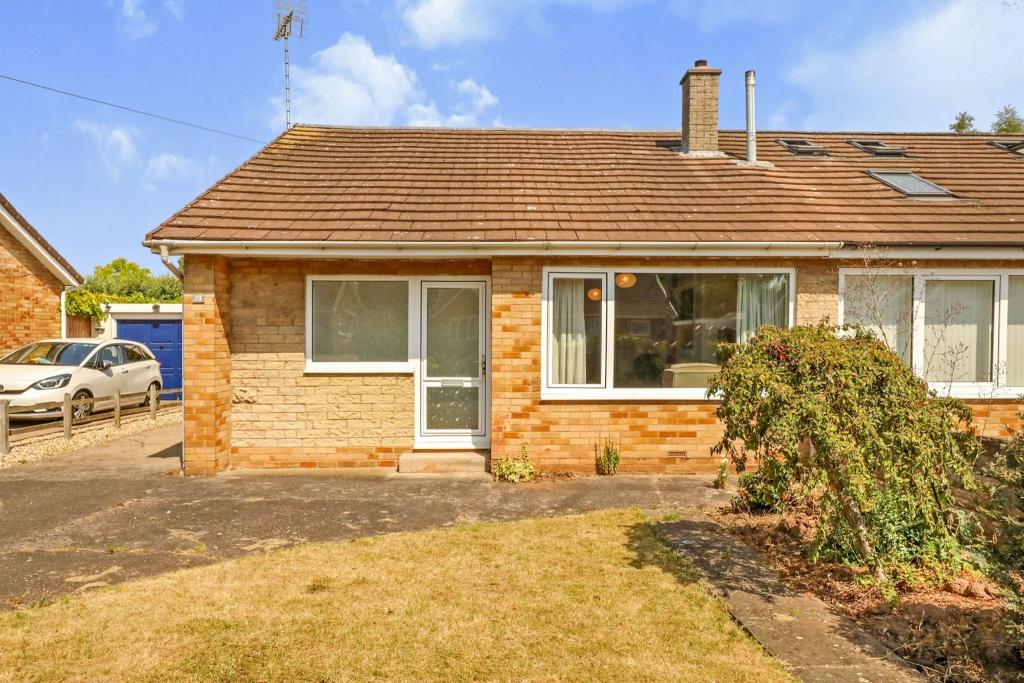 2 bedroom semidetached bungalow for sale in Walnut Avenue, Shireoaks