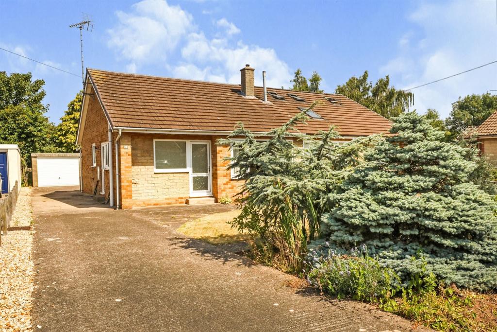 2 bedroom semidetached bungalow for sale in Walnut Avenue, Shireoaks