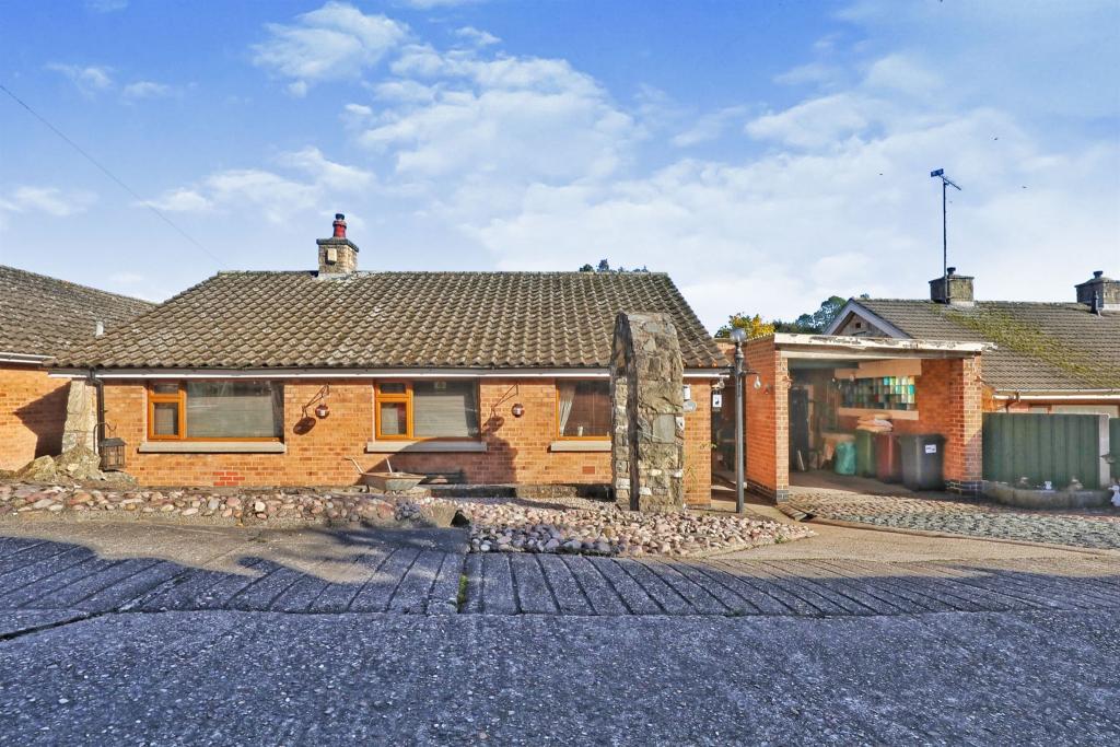 3 bedroom detached bungalow for sale in Hillside, Whitwell, WORKSOP, S80