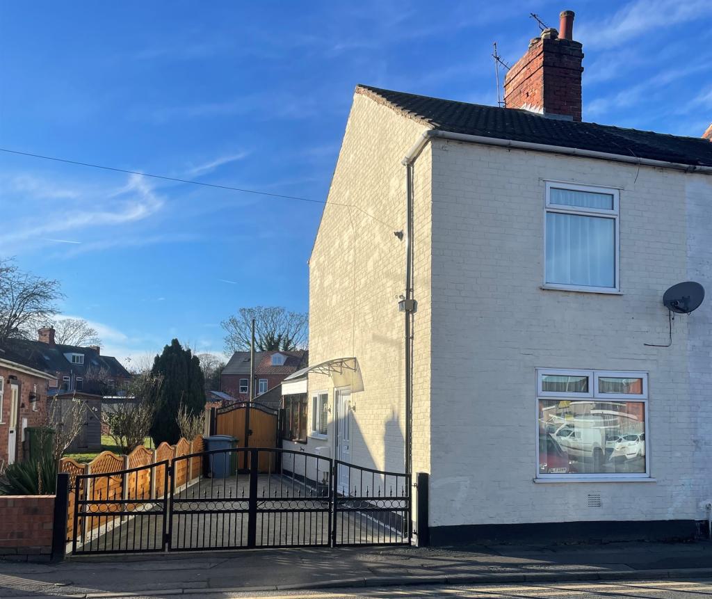 2 bedroom semidetached house for sale in Westgate, Worksop, S80