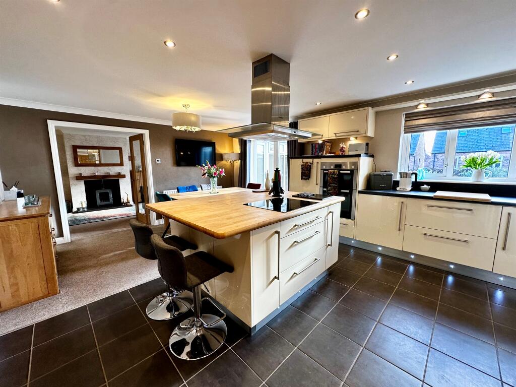 4 bedroom detached house for sale in Longcroft View, Whitwell, Worksop, S80