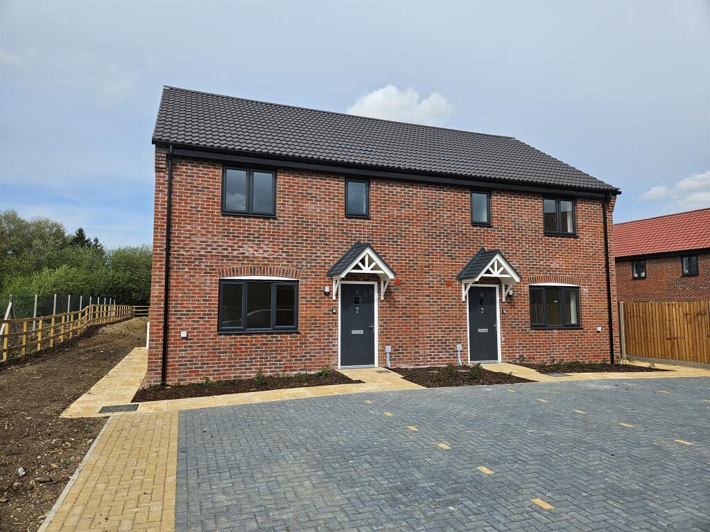 2 bedroom semidetached house for sale in Rugby Way, Wymondham, NR18
