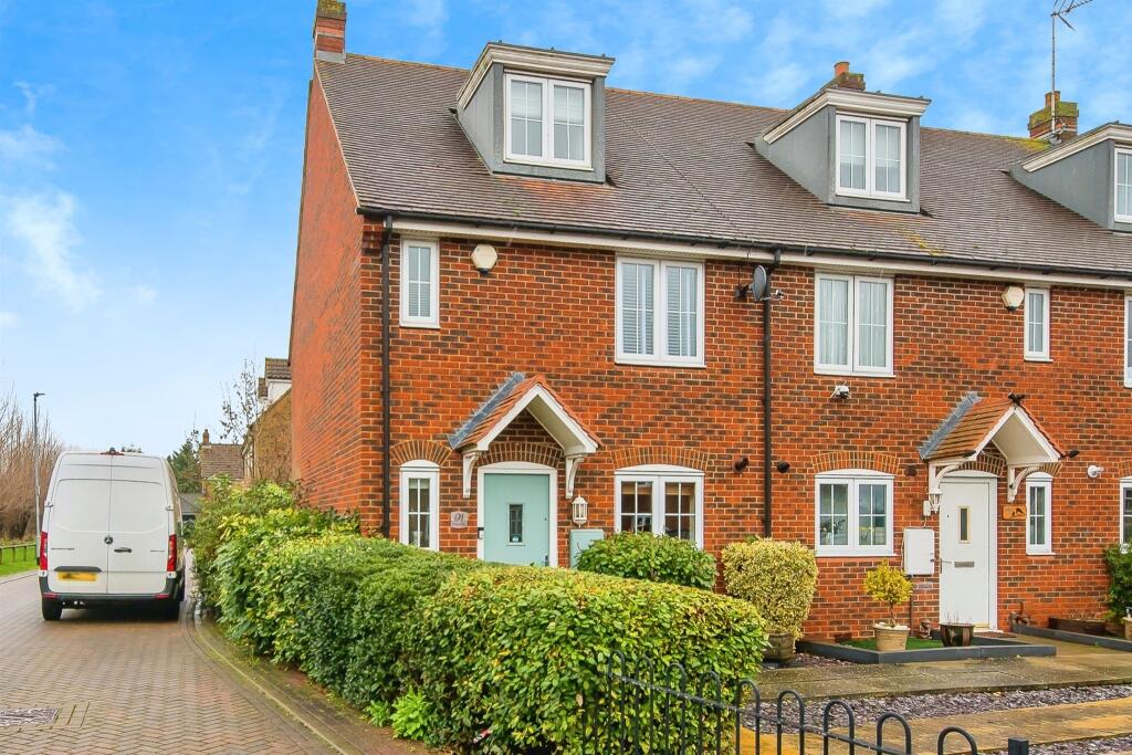 4 bedroom town house for sale in Violet Way, Yaxley, Peterborough, PE7