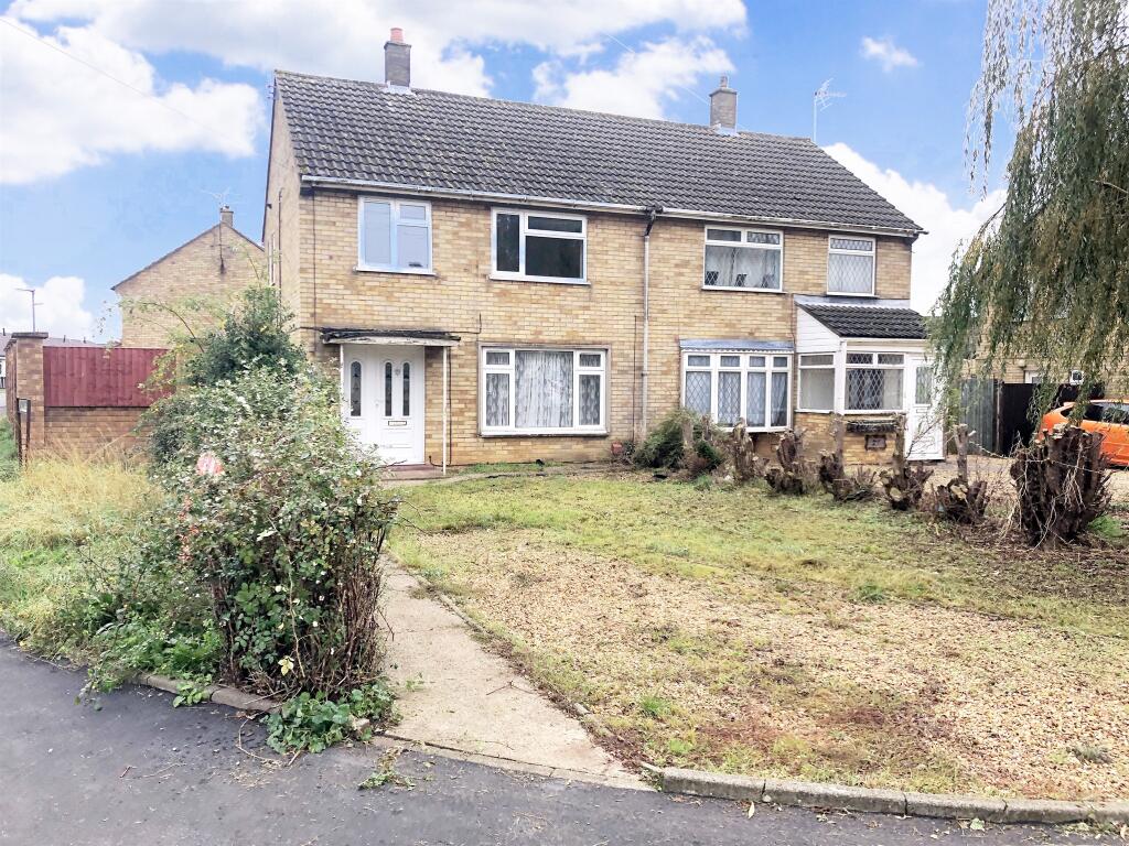 3 bedroom semidetached house for sale in Hawthorne Drive, Whittlesey