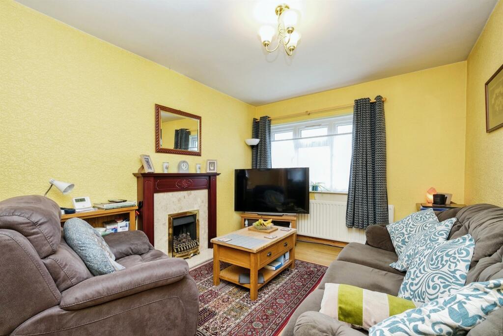 1 bedroom ground floor flat for sale in Queensway, Yeadon, Leeds, LS19