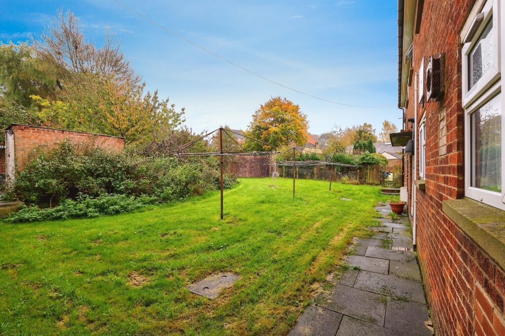 1 bedroom ground floor flat for sale in Queensway, Yeadon, Leeds, LS19