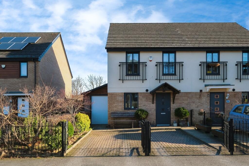 3 bedroom semidetached house for sale in Norbury Road, Bradford, BD10