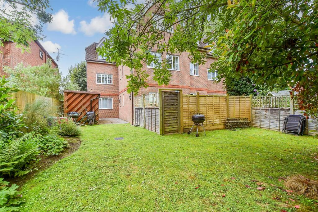 2 bedroom flat for sale in Bonehurst Road, Horley, Surrey, RH6