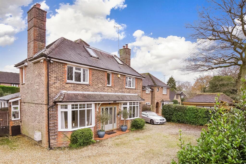 4 bedroom detached house for sale in Pondtail Road, Horsham, West