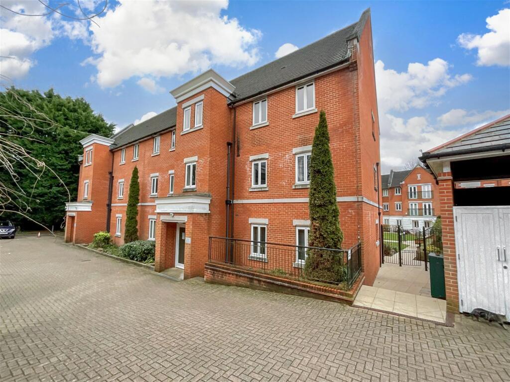 2 bedroom flat for sale in Comptons Lane, Horsham, West Sussex, RH13