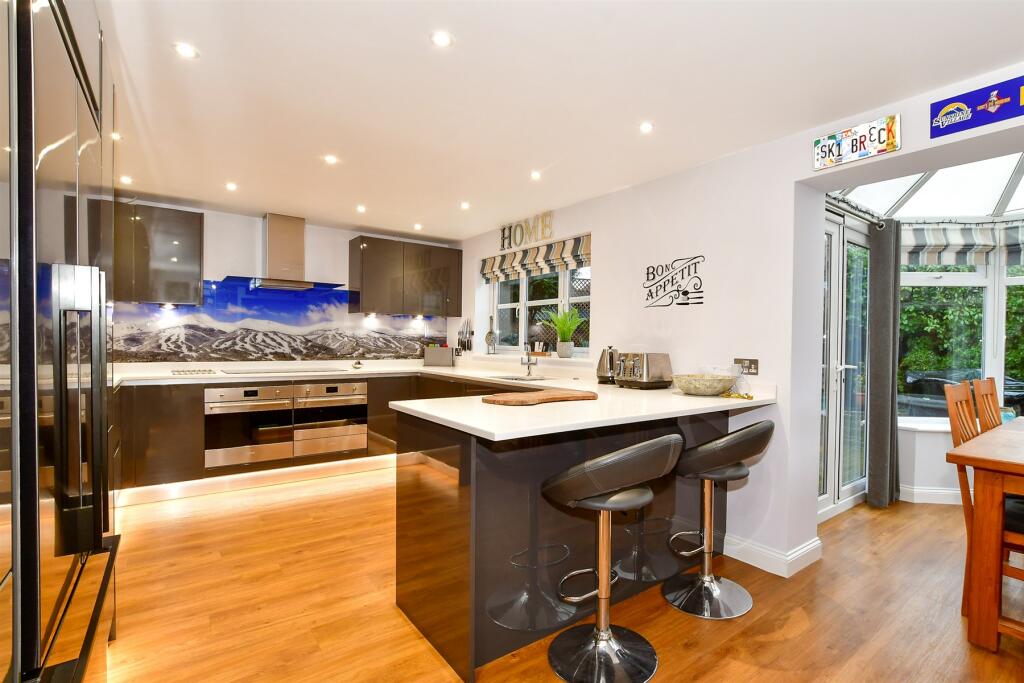 5 bedroom detached house for sale in Cranham Avenue, Billingshurst