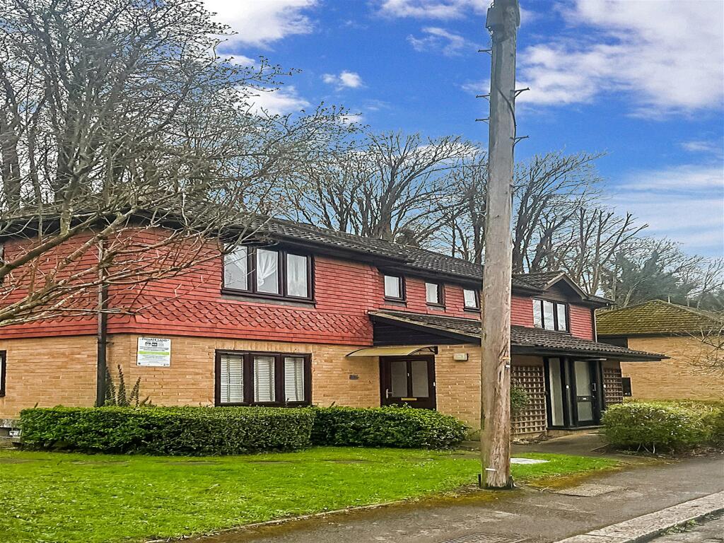 Studio flat for sale in Station Approach, Coulsdon, Surrey, CR5