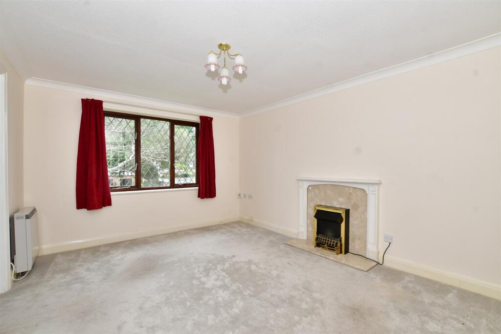 1 bedroom flat for sale in Monks Walk, Reigate, Surrey, RH2