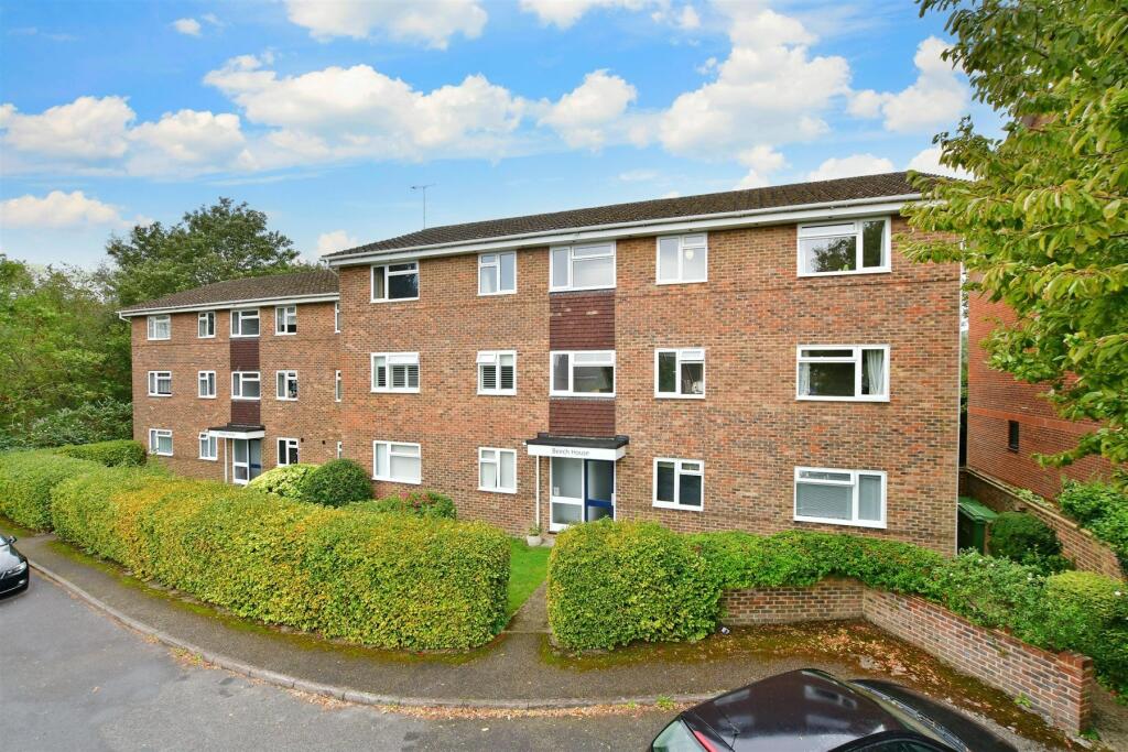 2 bedroom flat for sale in Oakfield Drive, Reigate, Surrey, RH2