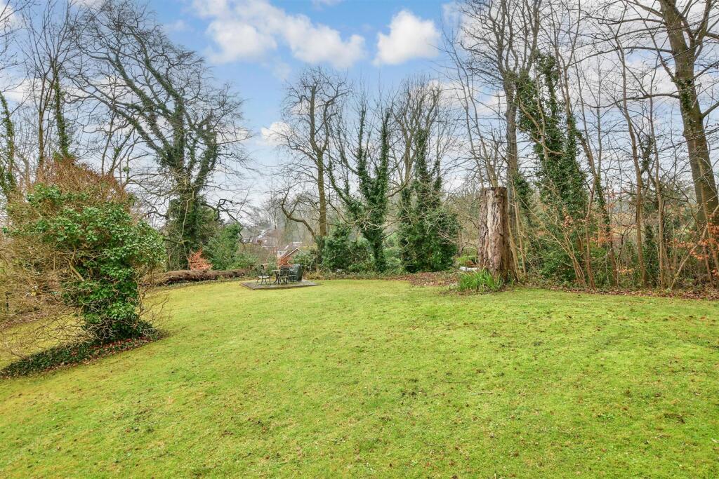 2 bedroom flat for sale in Downswood, Reigate, Surrey, RH2