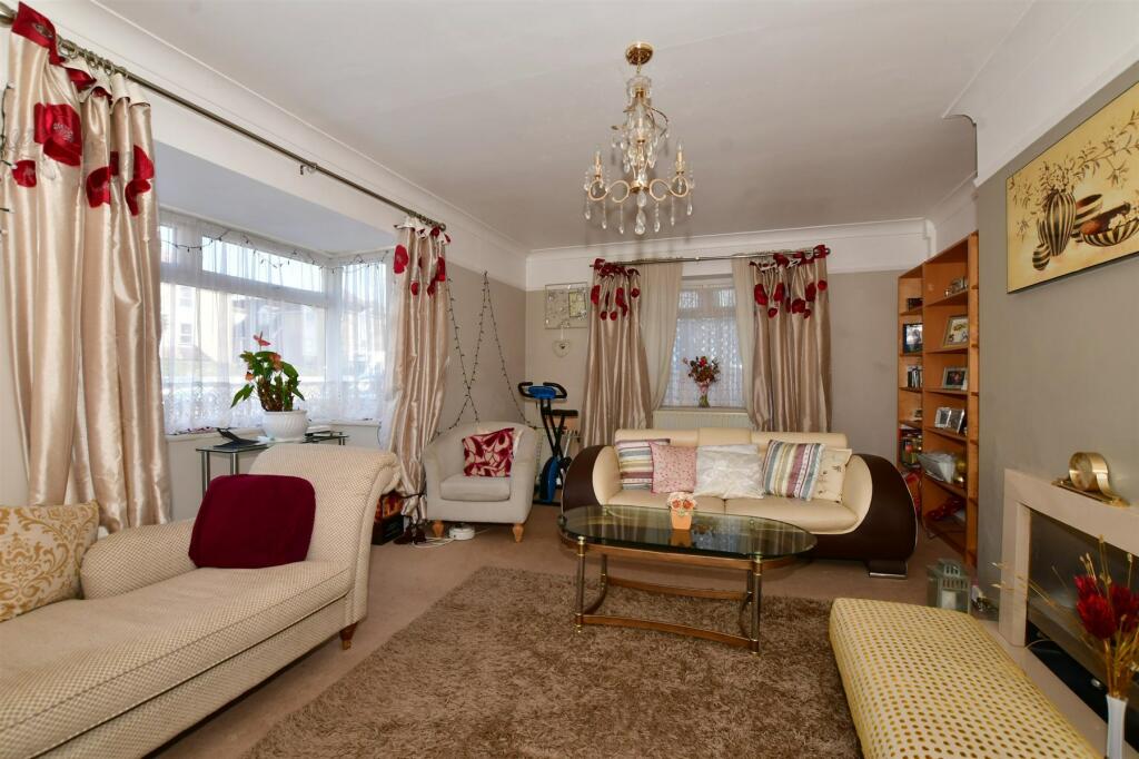 2 bedroom detached bungalow for sale in Shirley Road, Shirley, Croydon