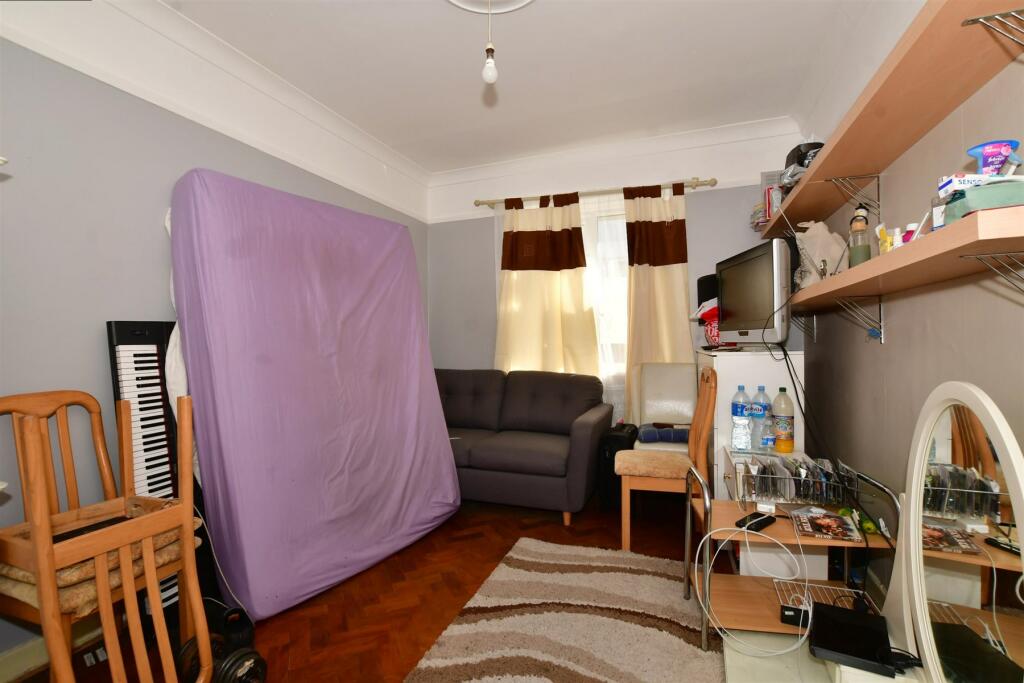 2 bedroom detached bungalow for sale in Shirley Road, Shirley, Croydon