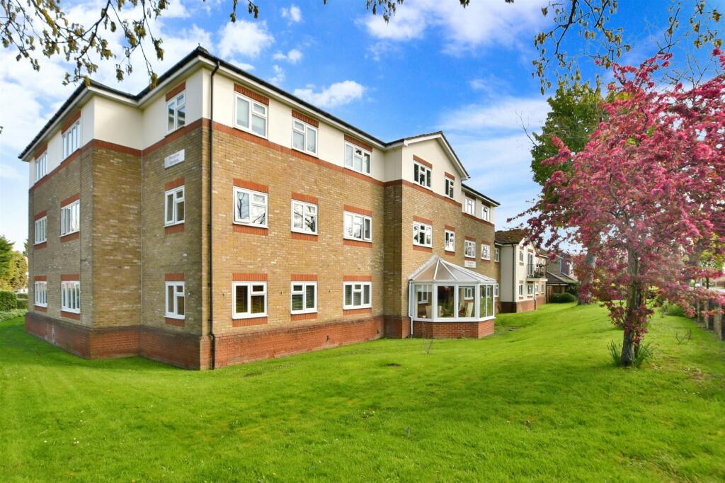 2 bedroom ground floor flat for sale in Peregrine Gardens, Shirley, Croydon, Surrey, CR0