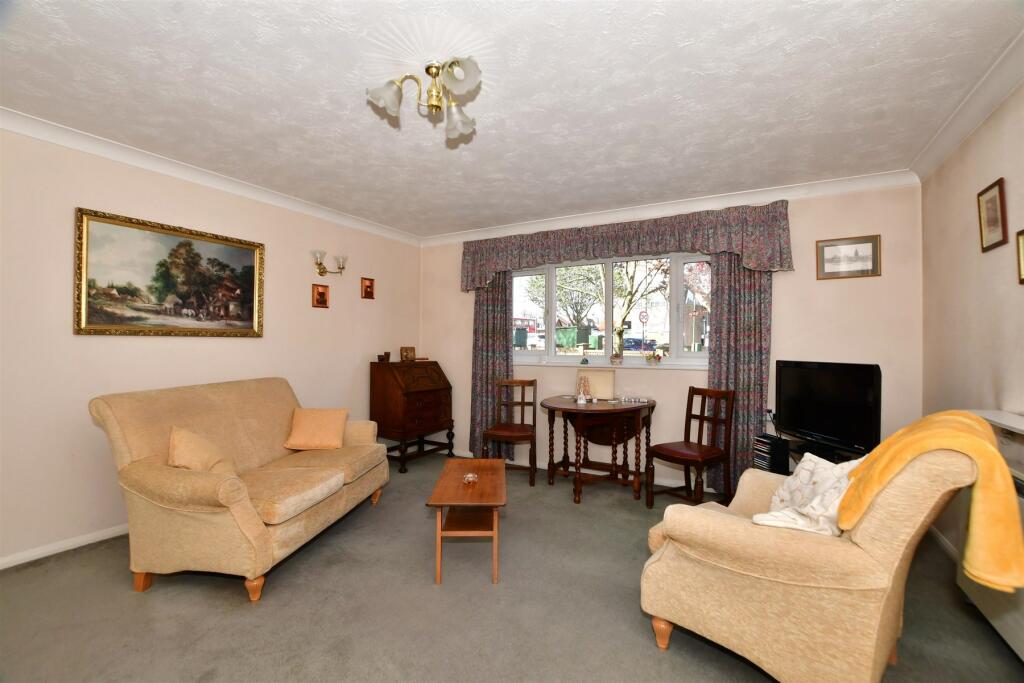 2 bedroom ground floor flat for sale in Peregrine Gardens, Shirley