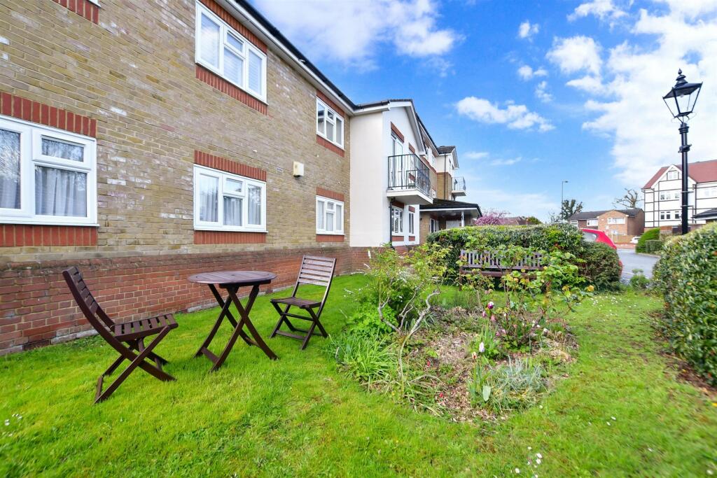 2 bedroom ground floor flat for sale in Peregrine Gardens, Shirley