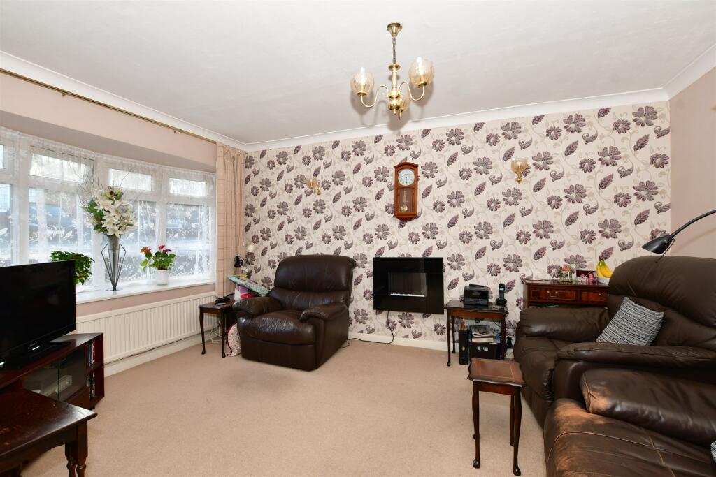 2 bedroom detached bungalow for sale in Farm Drive, Shirley, Croydon