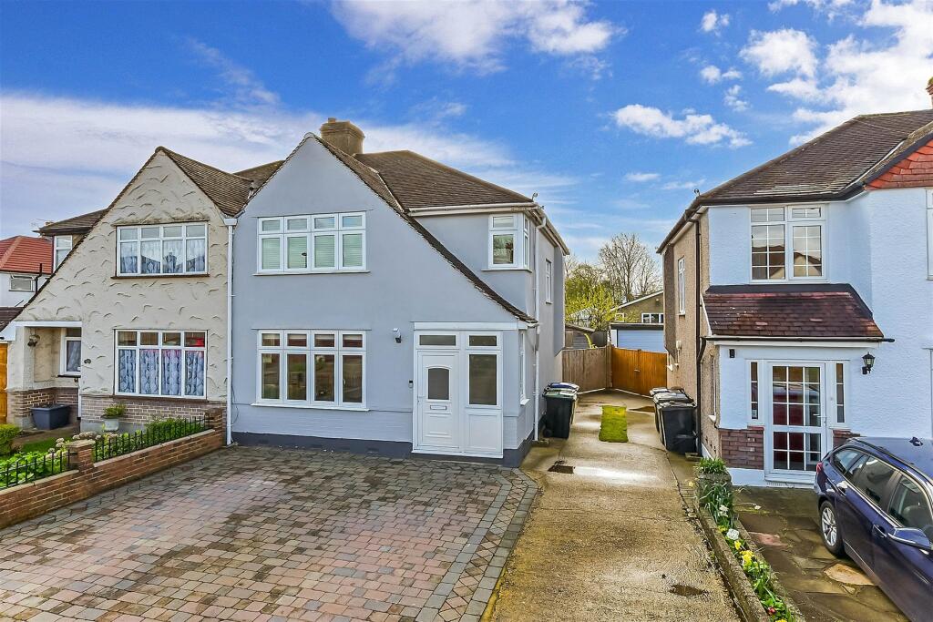 3 bedroom semidetached house for sale in Fairford Avenue, Shirley