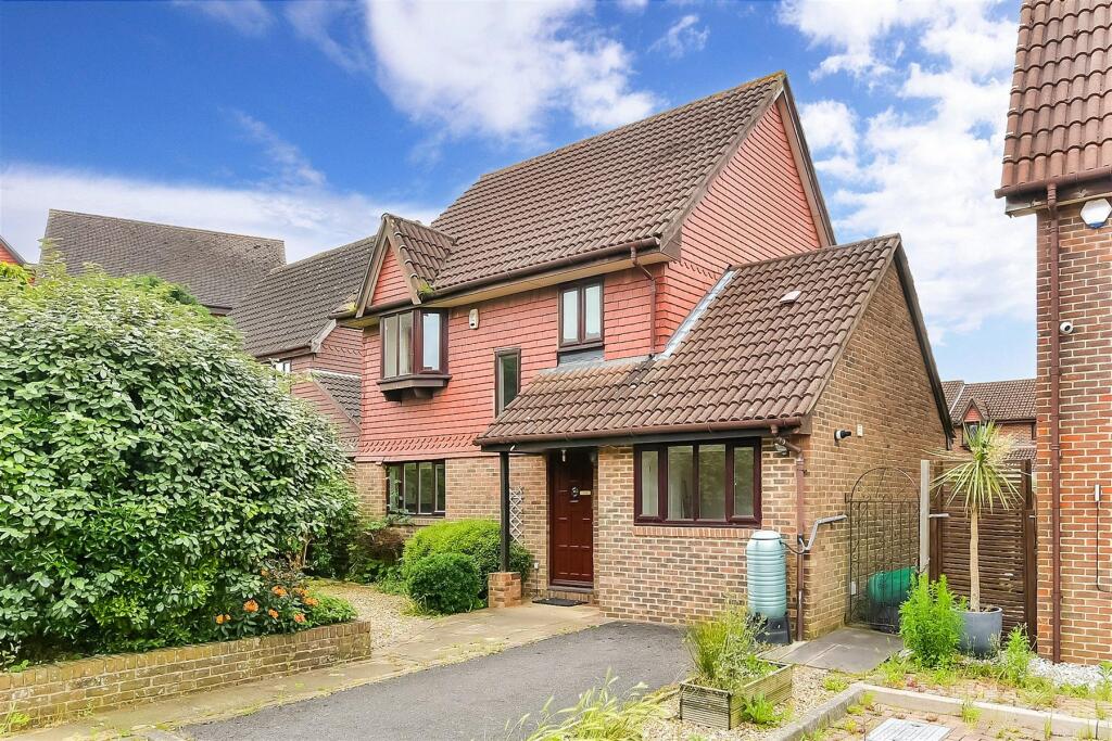 3 bedroom detached house for sale in Lupin Close, Shirley Oaks Village