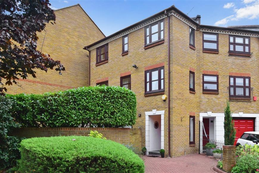 3 bedroom town house for sale in Albemarle Road, Beckenham, Kent, BR3