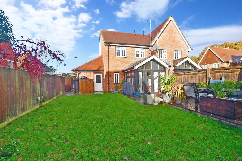 3 bedroom semidetached house for sale in Bramble Close, Barns Green