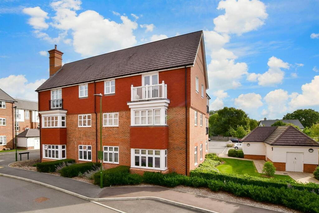 2 bedroom flat for sale in Kensett Avenue, Southwater, Horsham, West