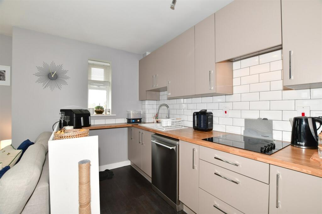 2 bedroom flat for sale in Rapley Rise, Southwater, Horsham, West