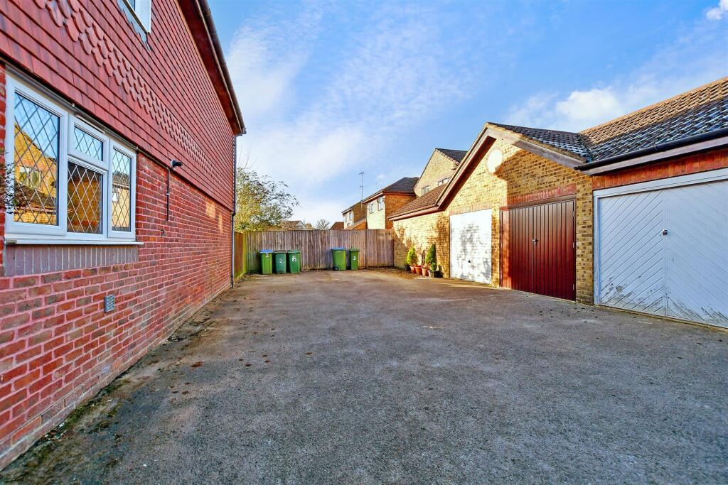 1 bedroom mews property for sale in Cedar Drive, Southwater, Horsham