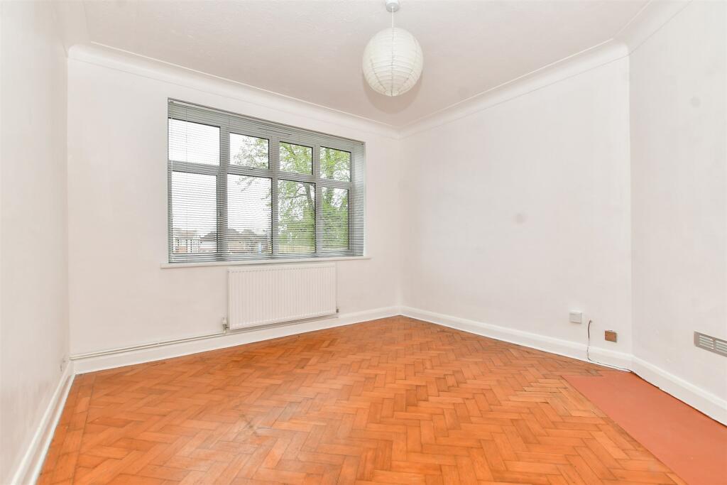 2 bedroom ground floor flat for sale in Carshalton Road, Sutton, Surrey