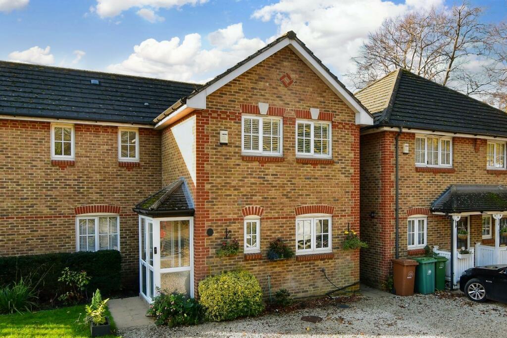 2 bedroom semidetached house for sale in London Road, Wallington