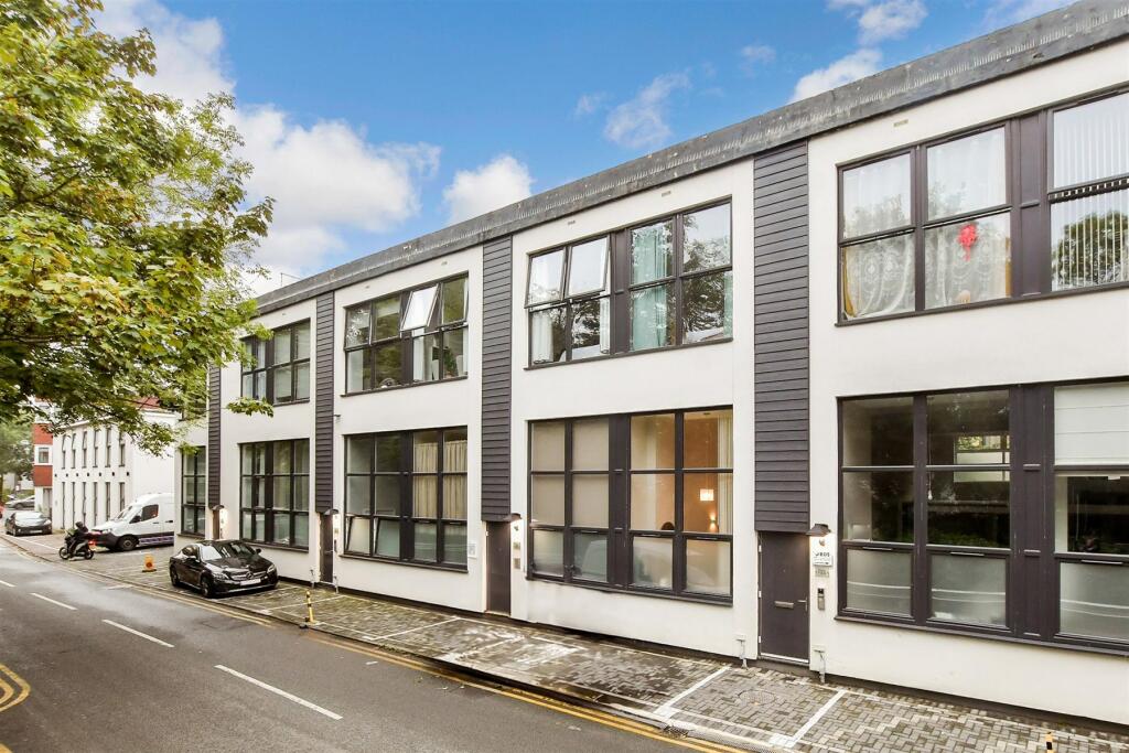 1 bedroom ground floor for sale in Restmor Way, Hackbridge