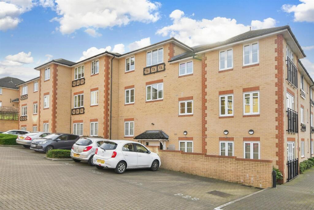 2 bedroom ground floor flat for sale in Stoneleigh Road, Clayhall