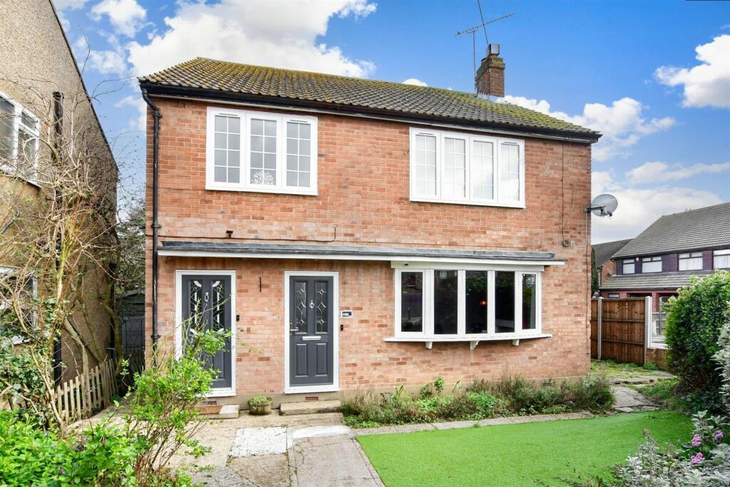 2 bedroom ground floor for sale in Fencepiece Road, Ilford, Essex, IG6