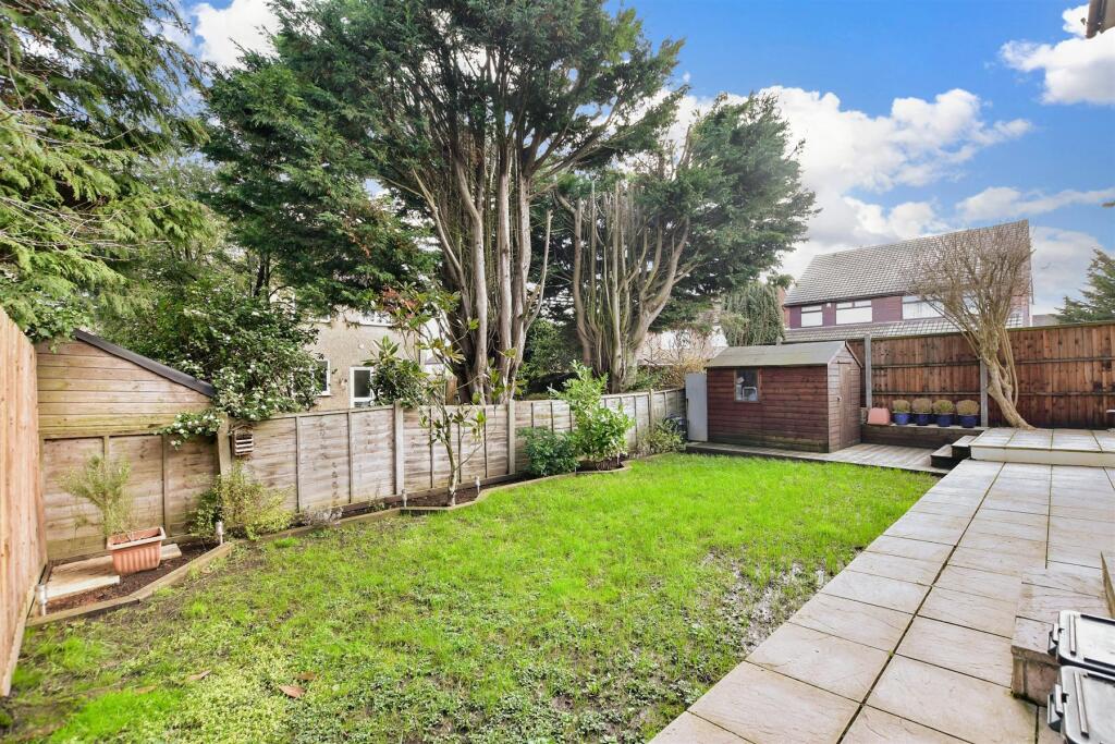 2 bedroom ground floor for sale in Fencepiece Road, Ilford, Essex, IG6
