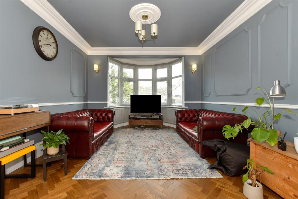 6 bedroom end of terrace house for sale in Horns Road, Barkingside