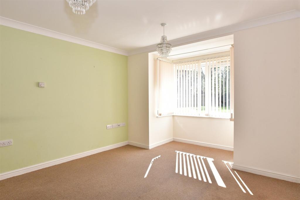 1 bedroom ground floor flat for sale in Barnado Drive, Barkingside