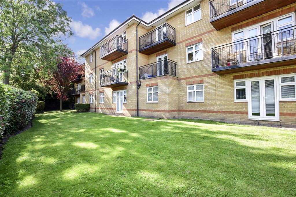 2 bedroom ground floor flat for sale in Mossford Green, Barkingside