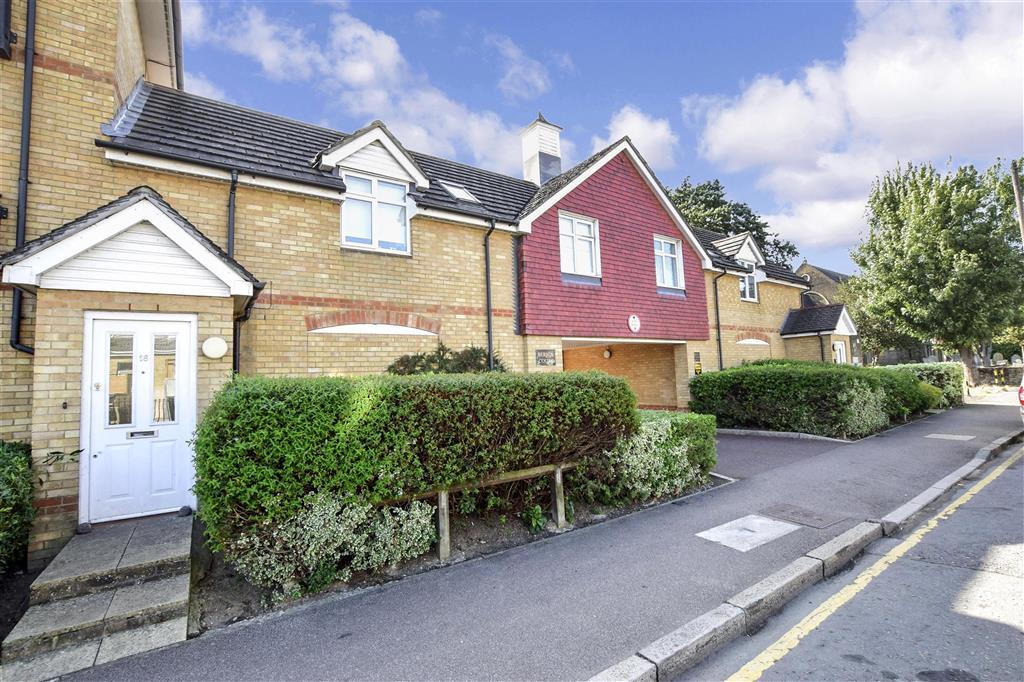 2 bedroom ground floor flat for sale in Mossford Green, Barkingside
