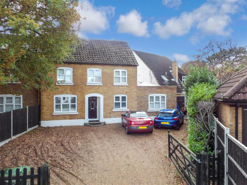 4 bedroom detached house for sale in Saling Green, Noak Bridge