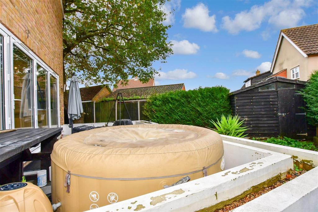 4 bedroom detached house for sale in Saling Green, Noak Bridge