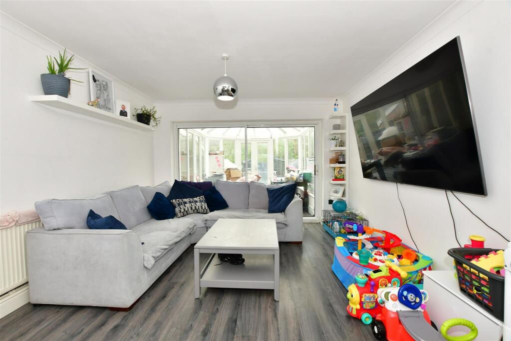 3 bedroom terraced house for sale in Latimer Drive, Steeple View