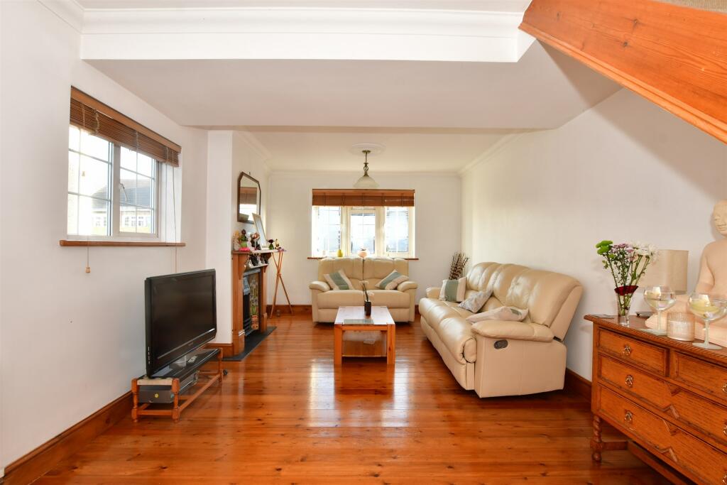 2 bedroom semidetached house for sale in Oak Avenue, Crays Hill