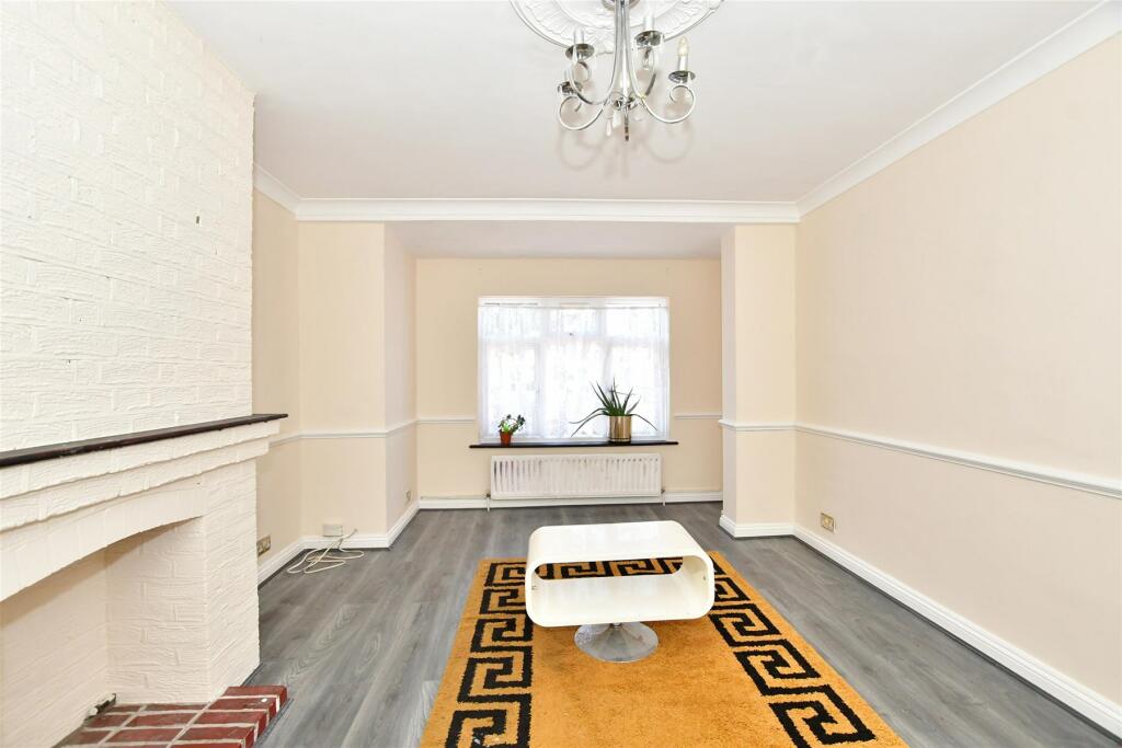 5 bedroom semidetached house for sale in Fanshawe Crescent, Dagenham
