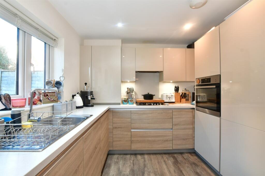 2 bedroom ground floor flat for sale in Alderwood Terrace, Chigwell